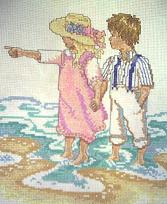 Casal passeando na praia