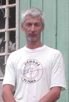 EU EM CAMISETA DE COMBATE A DENGUE - 2010 - NOS FUNDOS PARTE DO LABORATRIO EM CONSTRUO.
