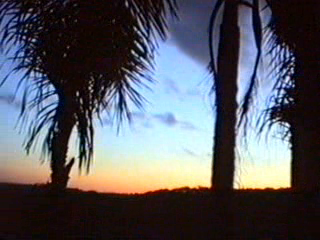 A ATMOSFERA DA TERRA FILTRA MUITAS RADIAES VINDAS DO SOL E AS TRANSFORMA EM MATIZES DIVERSAS QUE O OLHO HUMANO PODE DETECTAR - IMAGEM DO CU EM EXPERIMENTO CRIADO EM RIO DA AREIA - LAPA - PARAN - BRASIL - 2000
